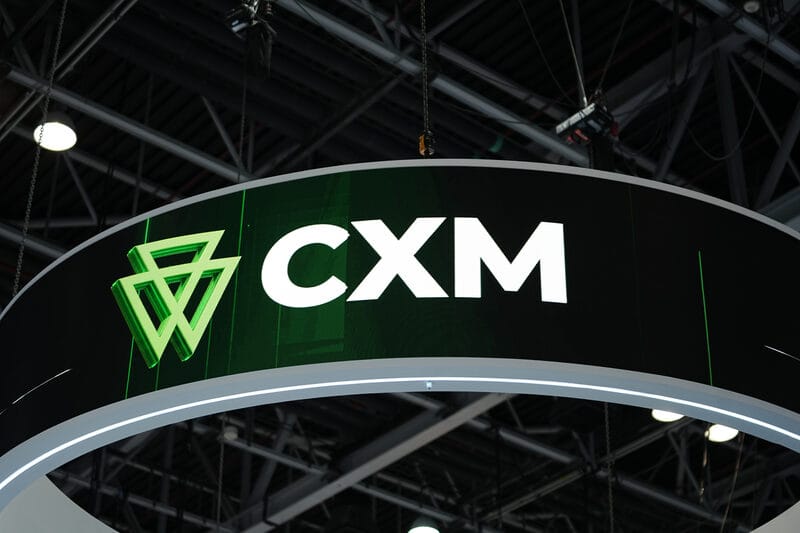 展位顶部的CXM标志